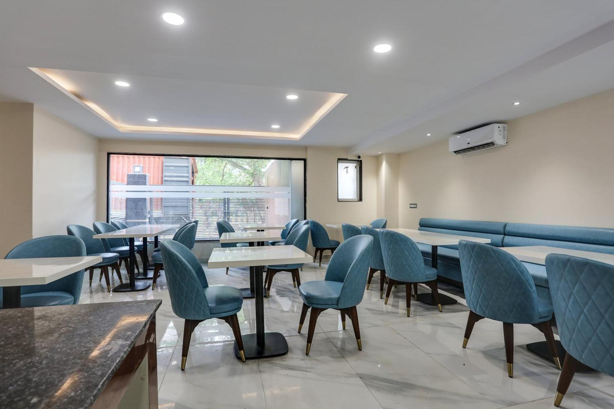 Townhouse The Adore Inn คูร์เคาน์ ภายนอก รูปภาพ