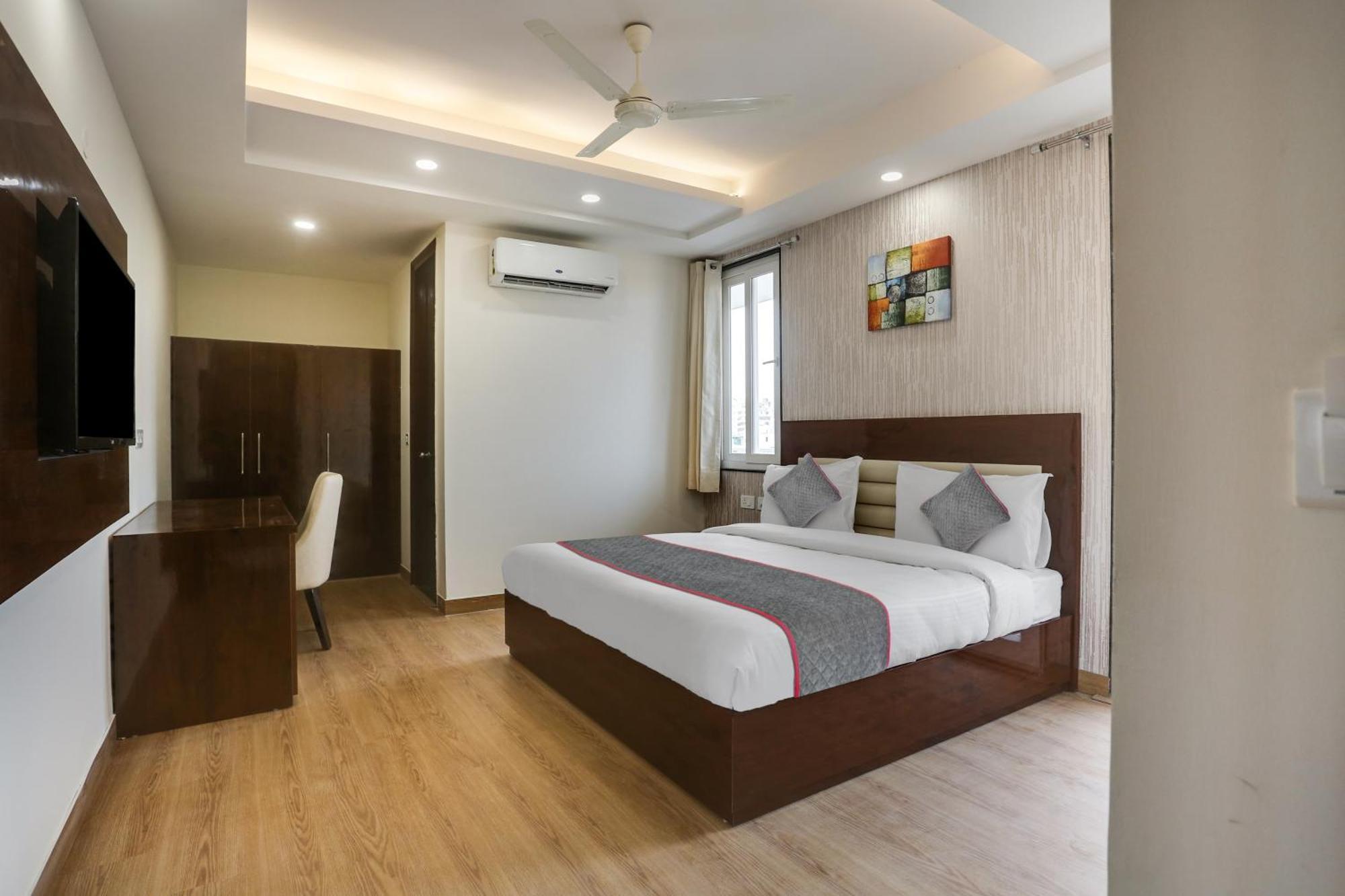 Townhouse The Adore Inn คูร์เคาน์ ภายนอก รูปภาพ
