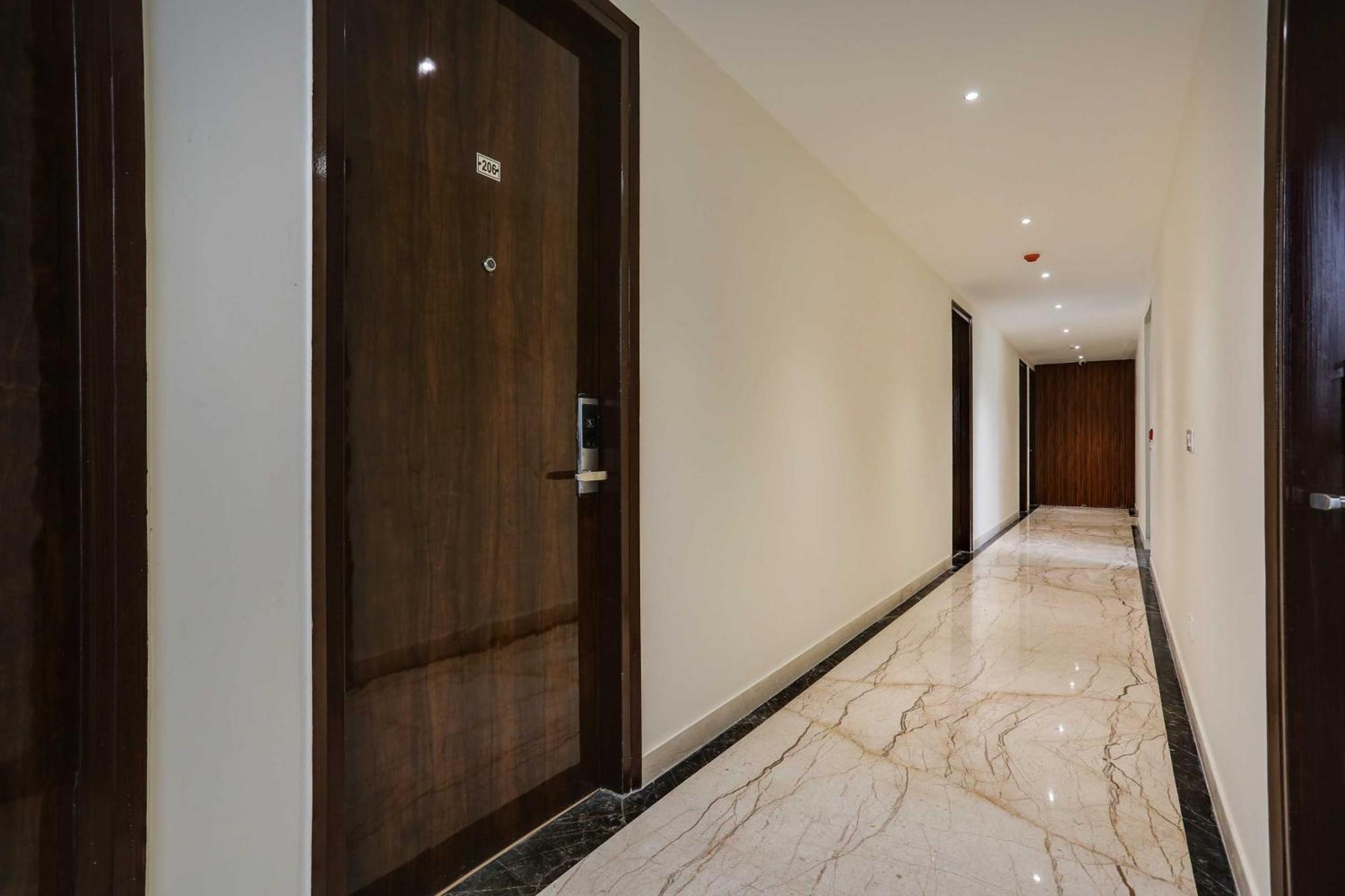 Townhouse The Adore Inn คูร์เคาน์ ภายนอก รูปภาพ