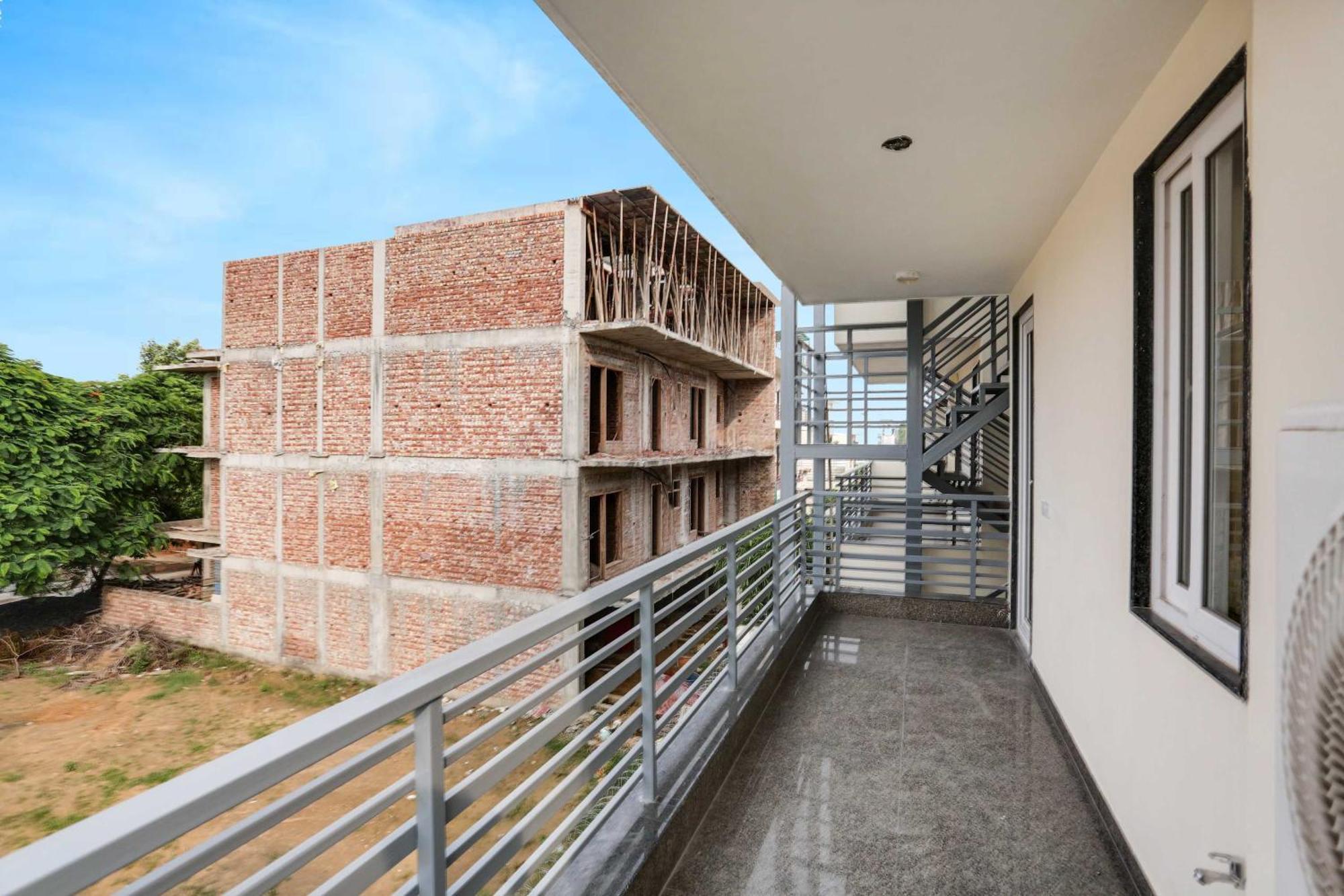 Townhouse The Adore Inn คูร์เคาน์ ภายนอก รูปภาพ