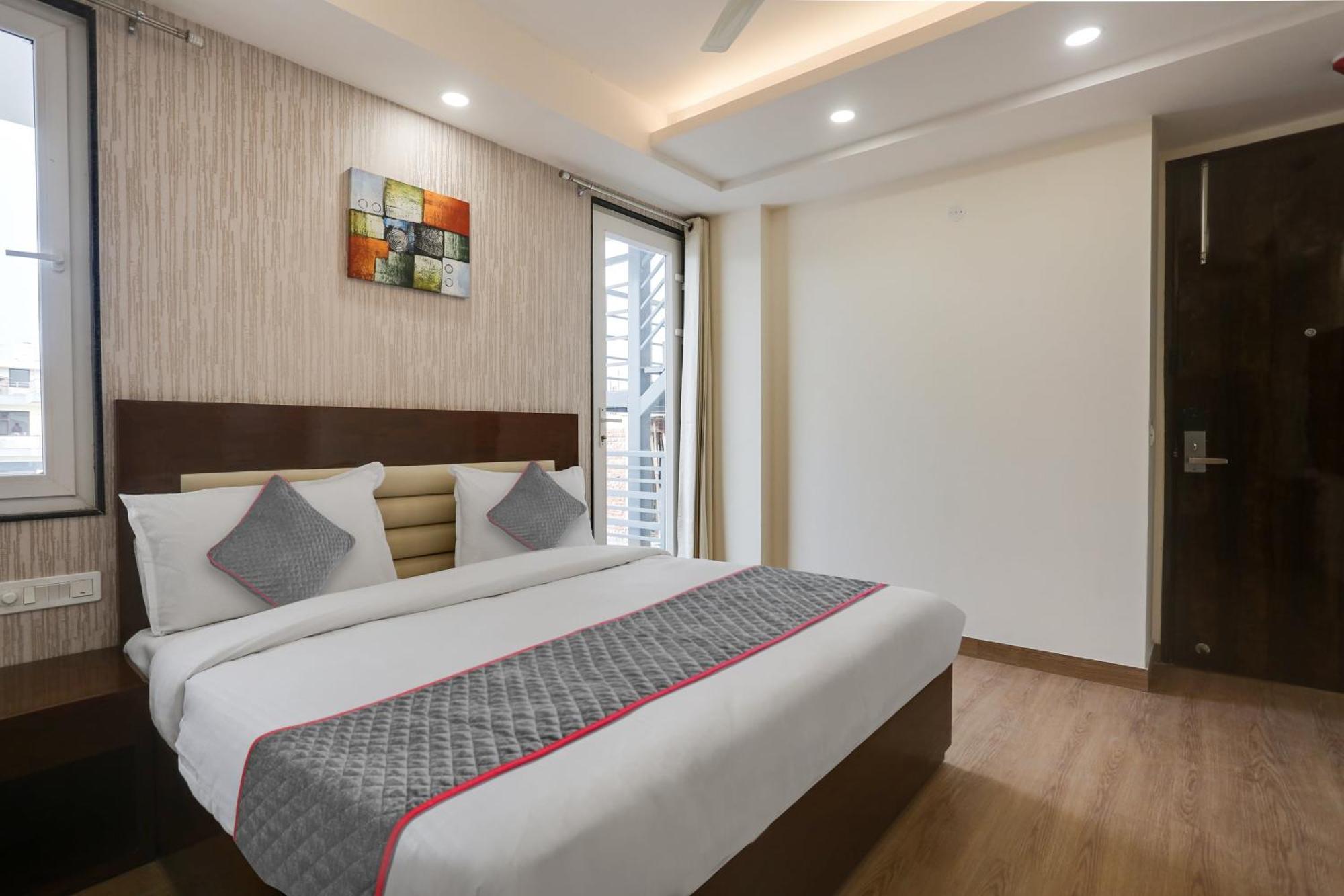 Townhouse The Adore Inn คูร์เคาน์ ภายนอก รูปภาพ